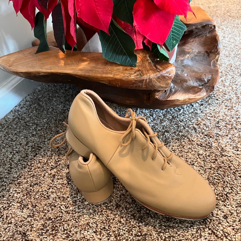 Tap Shoes. Bloch shock wave women’s size 8M . Great condition. Dance!
